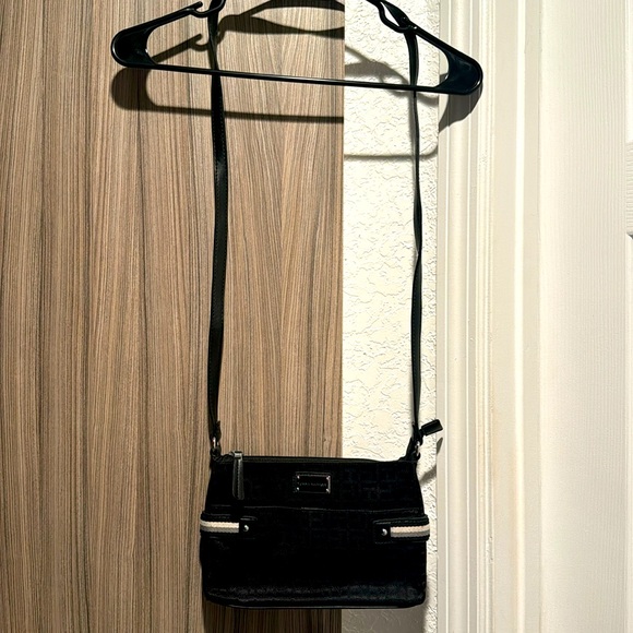 Tommy Hilfiger purse - Picture 1 of 6